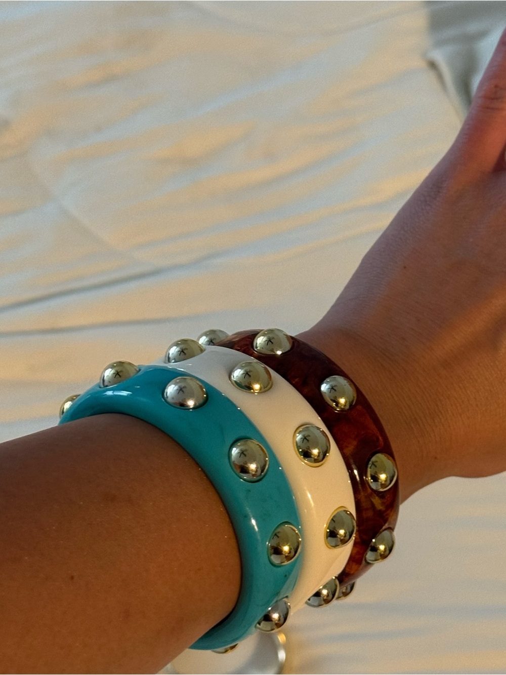 3 Stackable Studded Resin Bangle Bracelet Set - Turquoise, White, Brown NWOT - Picture 2 of 8